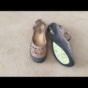 JBU Wildflower’ Size 9.5. Tan w/lime gr.
